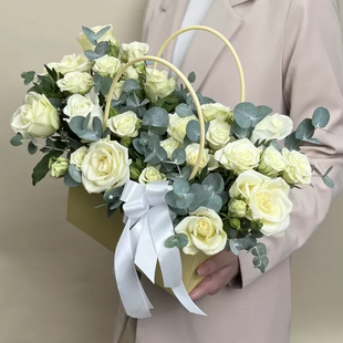Композиція з трояндами у великій сумочці  55435 фото